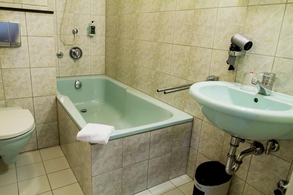 Heidekrug Otel Oberursel Oda fotoğraf
